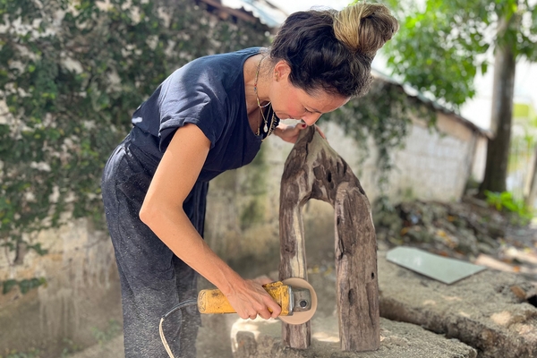 Miriam Márquez Wood sculpting