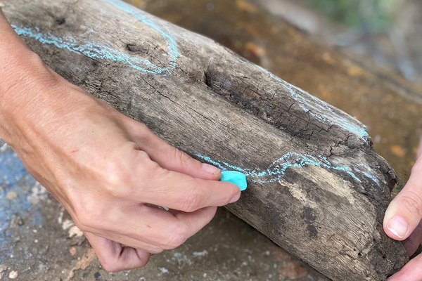 Miriam Márquez Wood sculpting