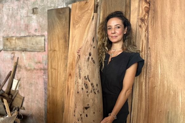 Miriam Márquez Wood sculpting