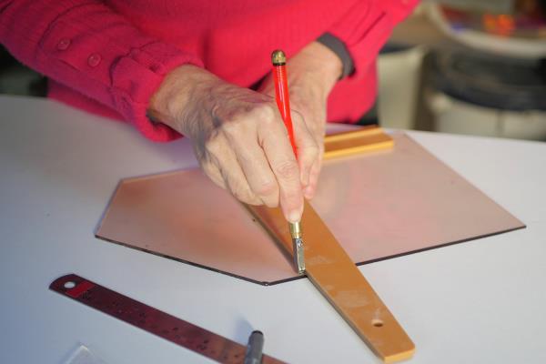 Lisa Pettibone Glass sculpting