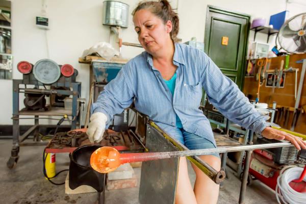 Cristina Ilinca Glass sculpting