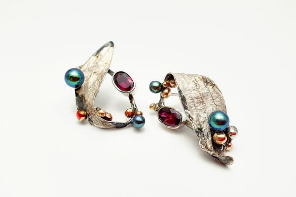 Miruna Belicovici A pearly bloom