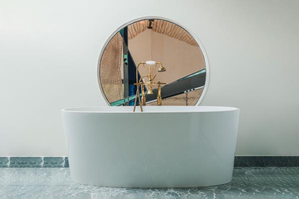 Veerle Verschooren Stained glass window for bathroom interior