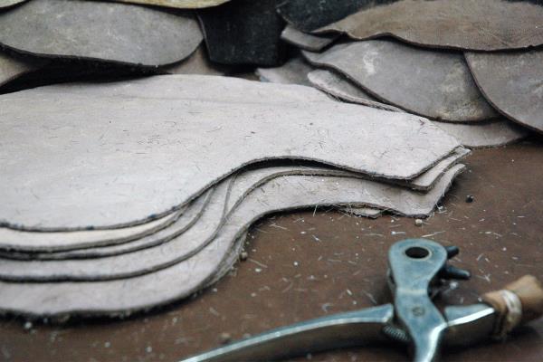 Las tres zzz Wineskin making