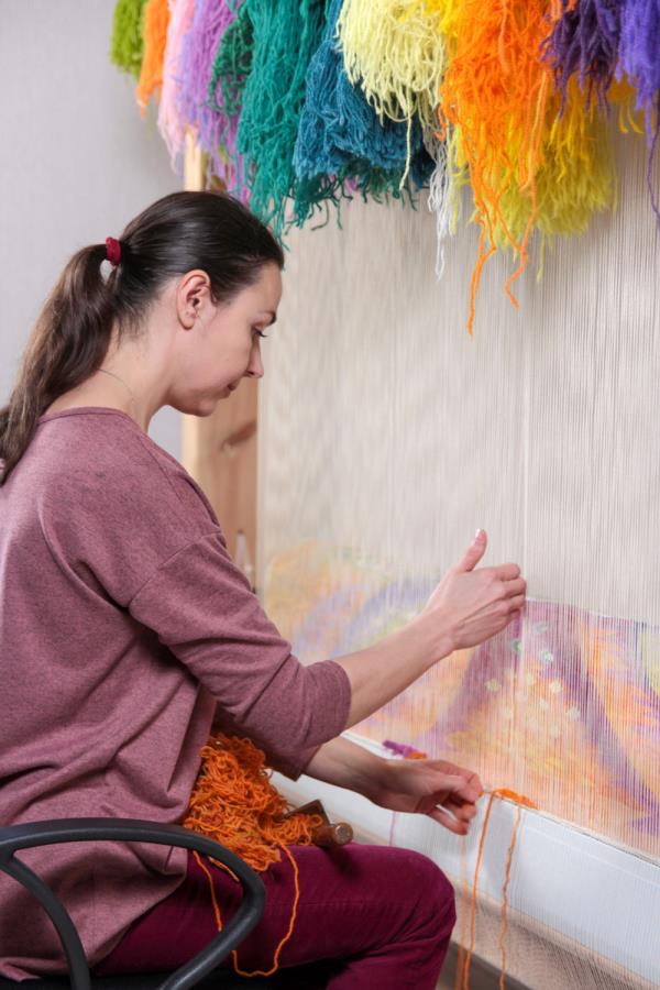 Olha Pilyuhina Tapestry making