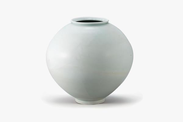 Gyung Kyun Shin Kaolin moon jar