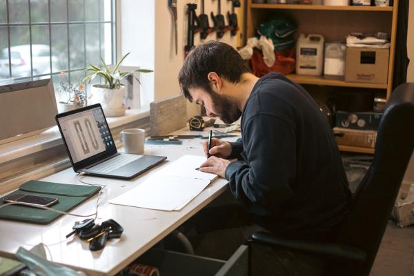 Harry Morgan Glass sculpting