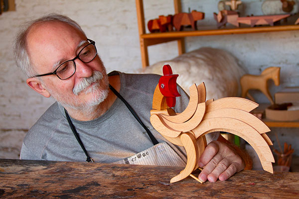 Carlos Clavelli Wood sculpting