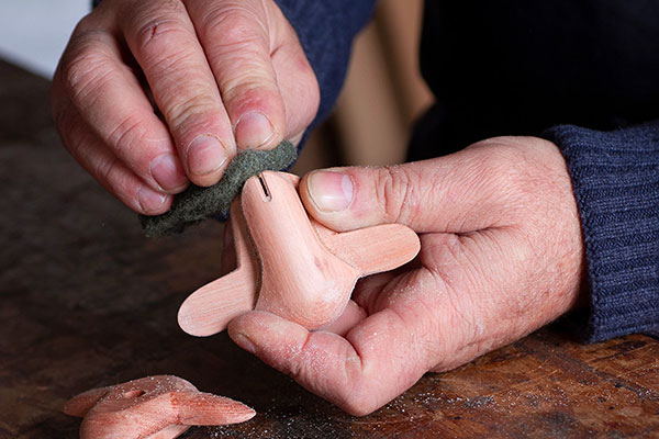 Carlos Clavelli Wood sculpting