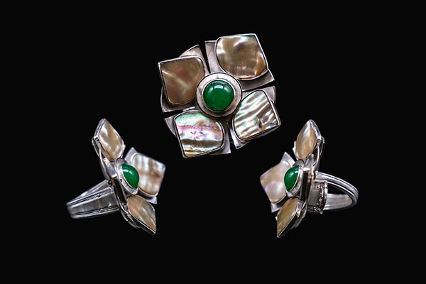 Pablo Grillo Nativa, four-petal flower ring