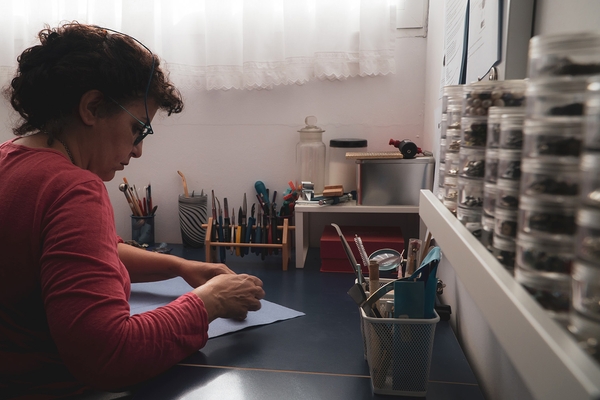 Ana Viñuela Glass sculpting