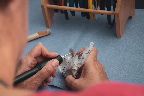 Ana Viñuela Glass sculpting